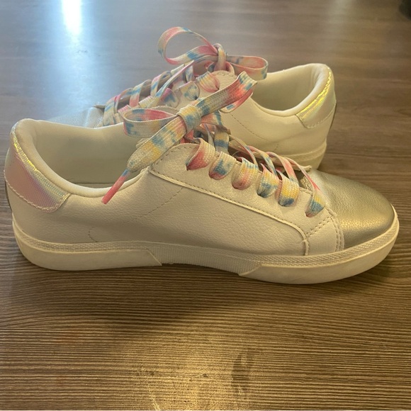 Girls tennis shoes! Barley worn! - Picture 3 of 5